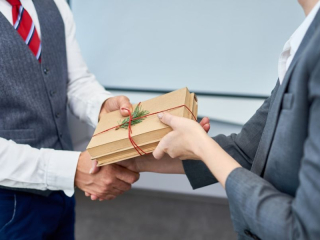 Cách tặng quà sao cho tinh tế? 5 nguyên tắc vàng giúp bạn ghi điểm tuyệt đối