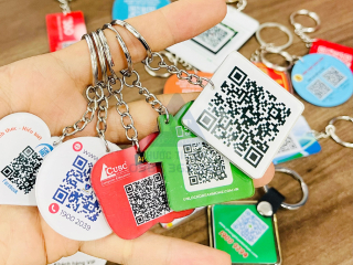 Sản xuất móc khóa mica in logo làm quà tặng tinh tế