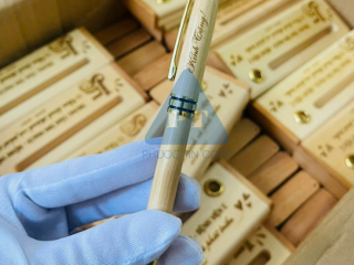 Bút gỗ khắc tên theo yêu cầu - Món quà thương hiệu giá rẻ