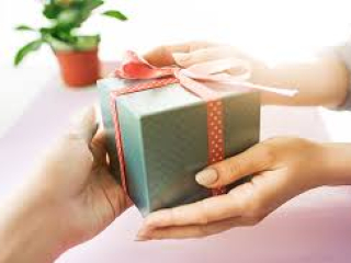 Quà tặng khách hàng: Tiêu chí và gợi ý dành cho doanh nghiệp