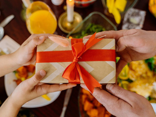 Gợi ý 10 quà tặng cho khách hàng ngày khai trương hiệu quả