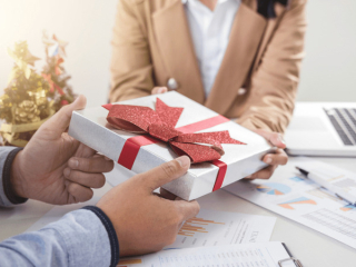 Bật mí nghệ thuật tặng quà tinh tế làm vừa lòng người nhận