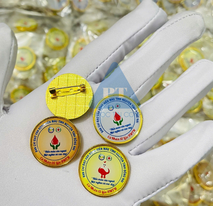 Pin cài áo kim loại: Sang trọng và bền bỉ