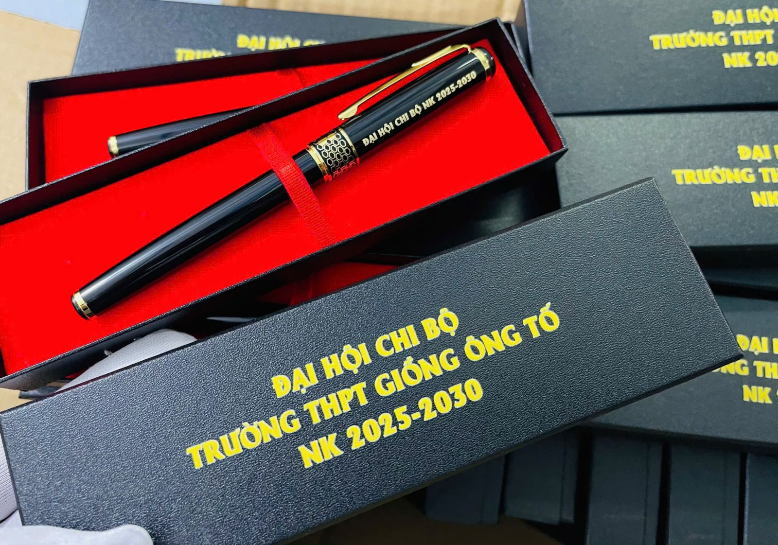Hộp bút in logo thương hiệu - Quà tặng khách hàng tinh tế